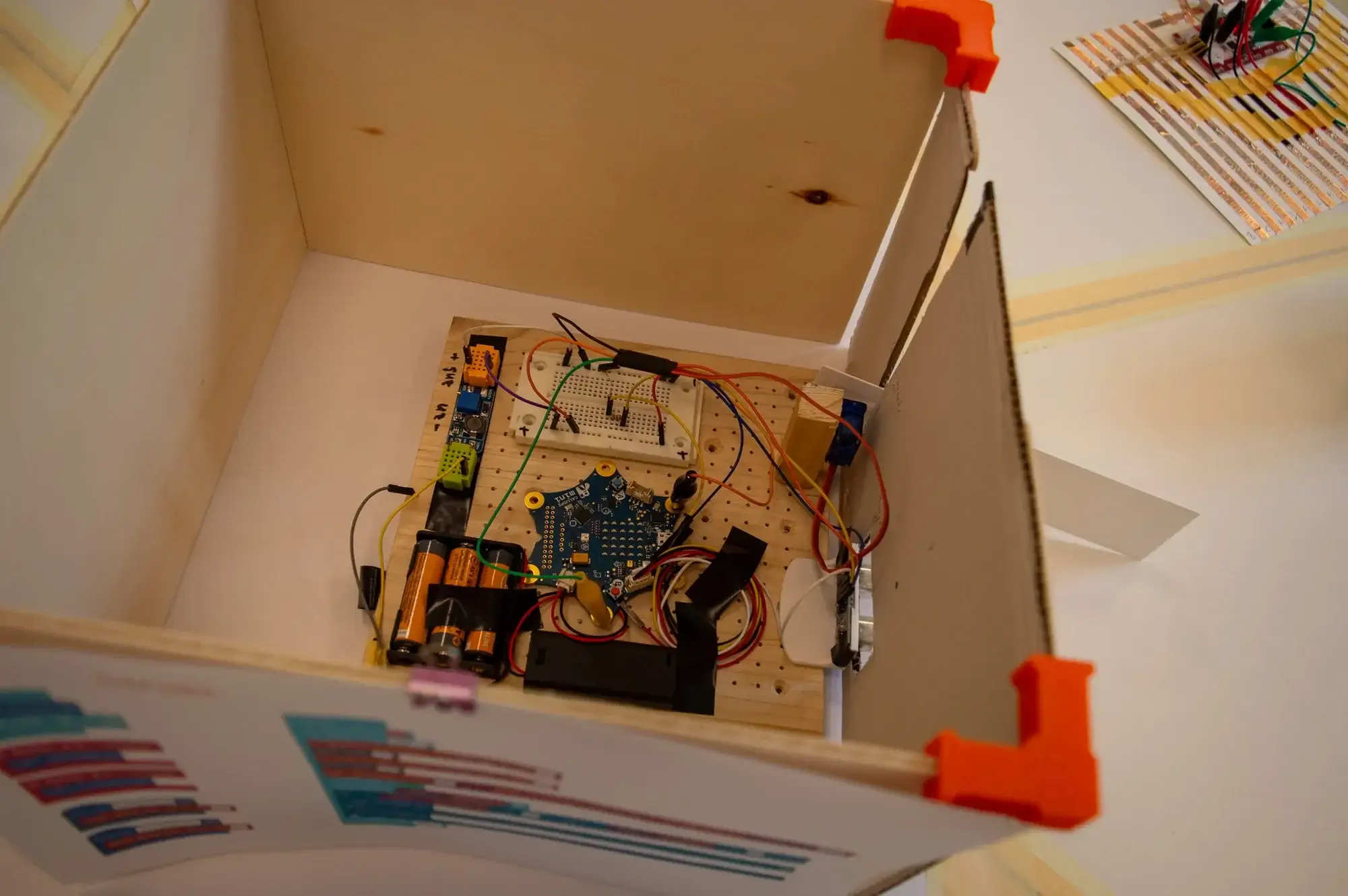Geöffnetes Schrankengehäuse mit Calliope Mini, Breadboard und Batteriehalter